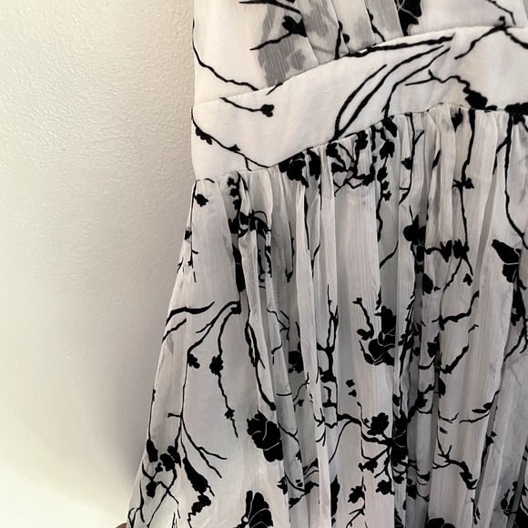 Meghan Los Angeles ENCHANTED GARDEN MAXI DRESS White & Black Floral Size Large - Picture 8 of 13